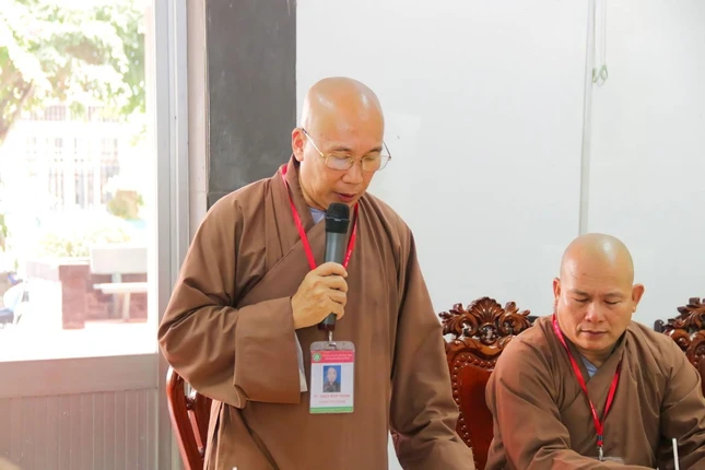 Thượng tọa Thích Minh Thành báo cáo hoạt động của trường