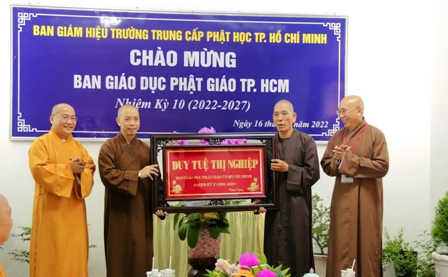 Ban Giáo dục Phật giáo TP.HCM tặng quà đến Ban Giám hiệu trường