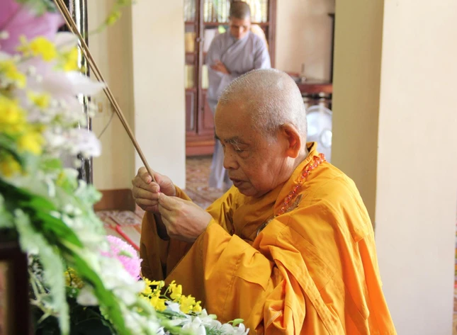 Hòa thượng Thích Đức Thanh niêm hương bạch Phật cử hành lễ cúng ngọ Hòa thượng Thích Đức Thanh niêm hương bạch Phật cử hành lễ cúng ngọ