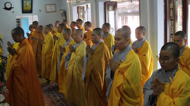 Tăng Ni sinh thành kính tưởng niệm cố Ni trưởng Thích nữ Diệu Không Tăng Ni sinh thành kính tưởng niệm cố Ni trưởng Thích nữ Diệu Không