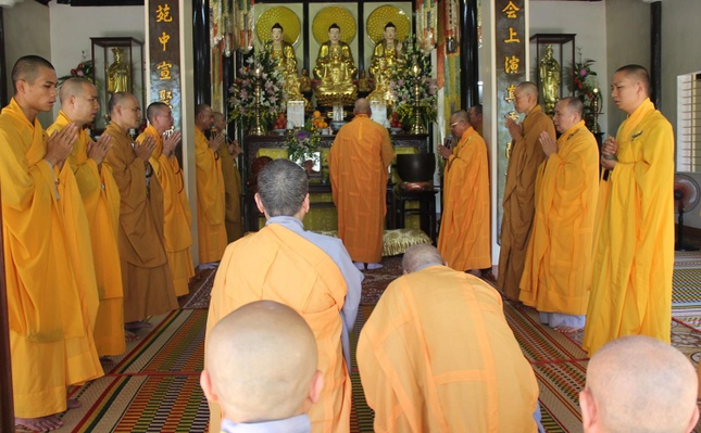 Chư Tăng cử hành lễ cúng ngọ tại chánh điện chùa Hồng Ân