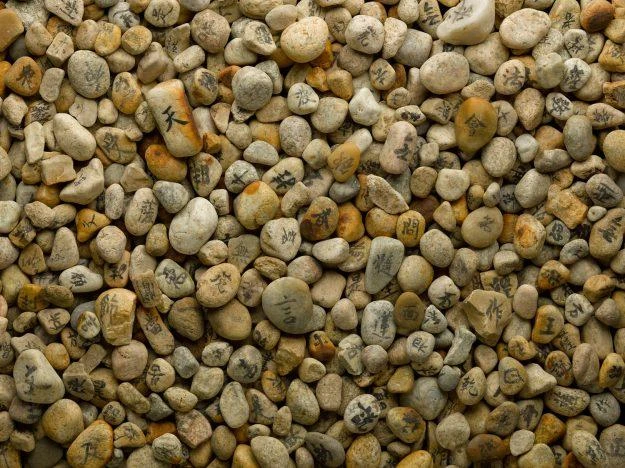 Các viên đá mang ký tự được cho là trong bản kinh Pháp hoa