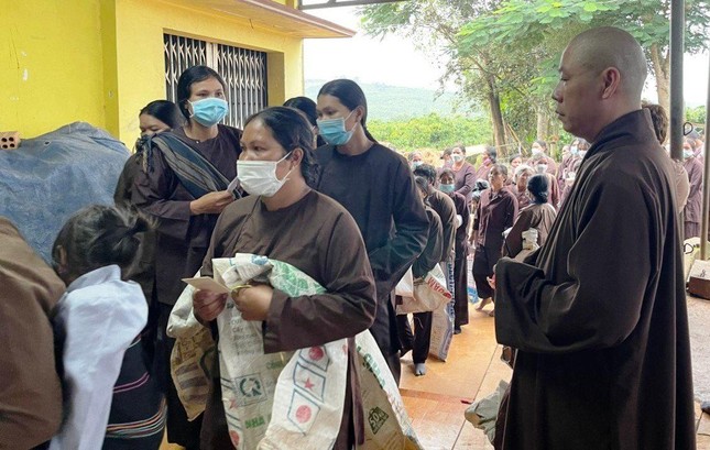 Bà con xếp hàng nhận quà