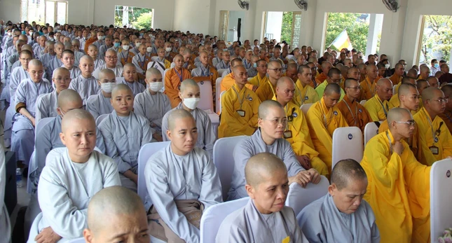 Đông đảo Tăng Ni sinh và cư sĩ Phật tử tham dự lễ