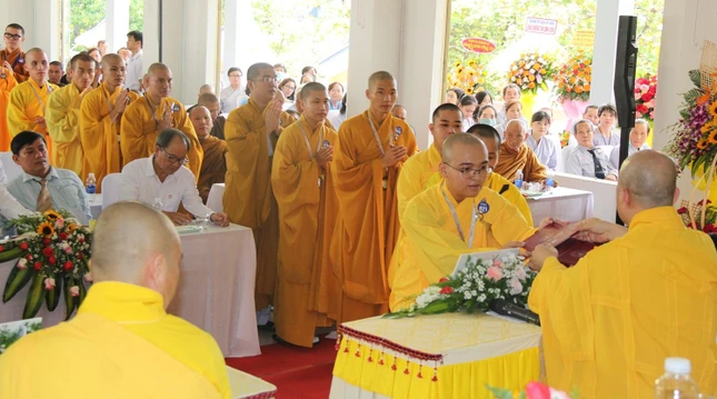 Tăng sinh nhận bằng tốt nghiệp