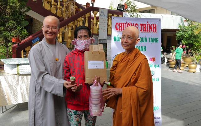 Người dân tích cực hưởng ứng chương trình đổi rác thải nhận cây xanh