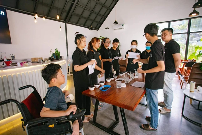 Anh Nguyễn Trung Hậu hướng dẫn nhân viên của mình pha chế cà-phê