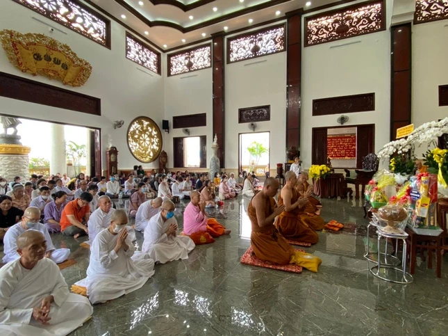 Môn đồ tứ chúng tham dự buổi lễ