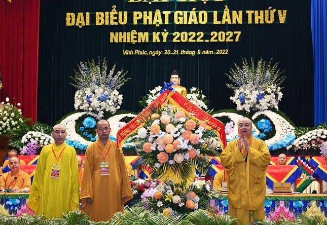 Hội đồng Trị sự tặng hoa chúc mừng