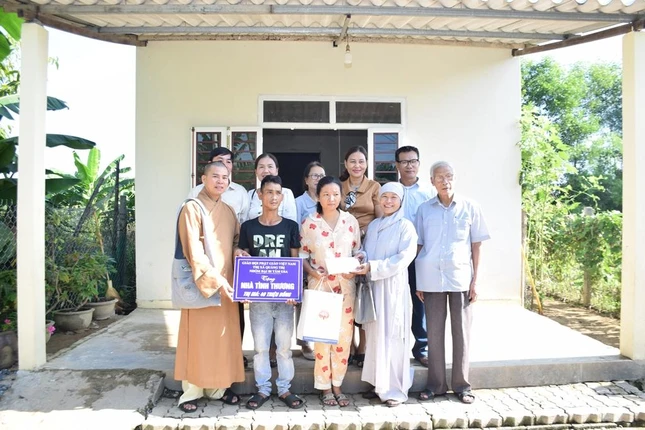 Trao nhà tình thương đến gia đình anh Võ Văn Diện