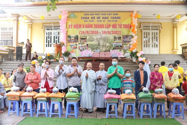 Hội Từ thiện chùa Bồ Đề Đạo Tràng tặng quà đến bà con
