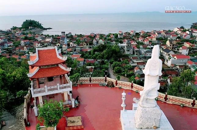 Tôn tượng Quan Âm Nam Hải trên đỉnh núi Phượng hướng ra biển Đông Tôn tượng Quan Âm Nam Hải trên đỉnh núi Phượng hướng ra biển Đông