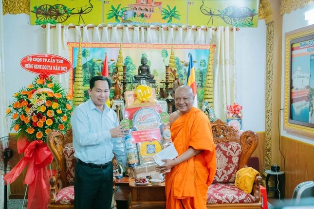 Ông Lê Quang Mạnh, Bí thư Thành ủy tặng quà chúc mừng lễ Sene Đônta tại chùa Pitu Khôsa Răngsây (quận Ninh Kiều)