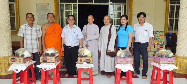 Chùa Pray Vo cùng các nhà hảo tâm chuẩn bị 50 phần quà để trao tặng bà con Chùa Pray Vo cùng các nhà hảo tâm chuẩn bị 50 phần quà để trao tặng bà con