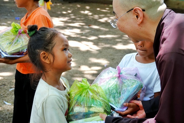 Quà cho các em học sinh chào đón năm học mới - Ảnh: Lê Minh Nam