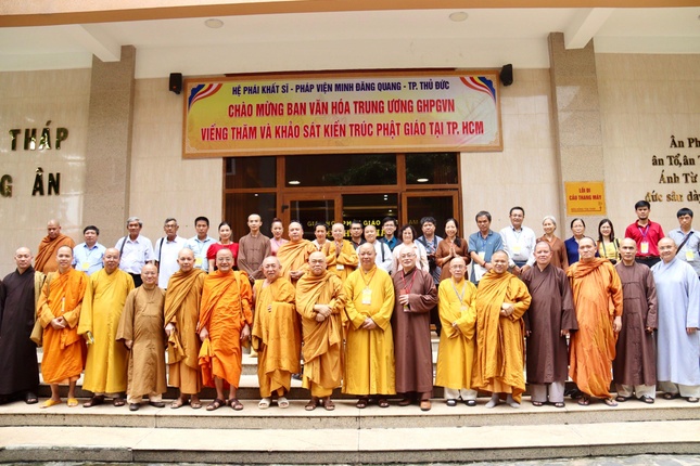 Đoàn chụp ảnh lưu niệm tại pháp viện Minh Đăng Quang Đoàn chụp ảnh lưu niệm tại pháp viện Minh Đăng Quang