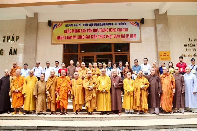 Đoàn chụp ảnh lưu niệm tại pháp viện Minh Đăng Quang Đoàn chụp ảnh lưu niệm tại pháp viện Minh Đăng Quang