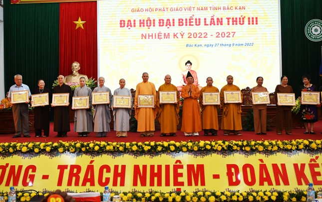 Trao Bằng Tuyên dương công đức Trao Bằng Tuyên dương công đức