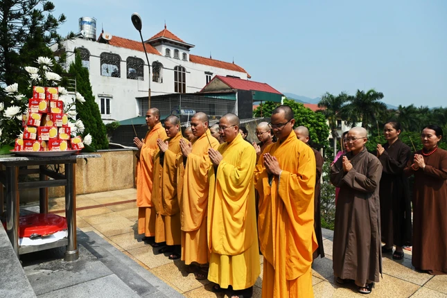 Chư tôn đức Ban Trị sự GHPGVN tỉnh Bắc Kạn dâng hương tưởng niệm tại Nghĩa trang Liệt sĩ thành phố