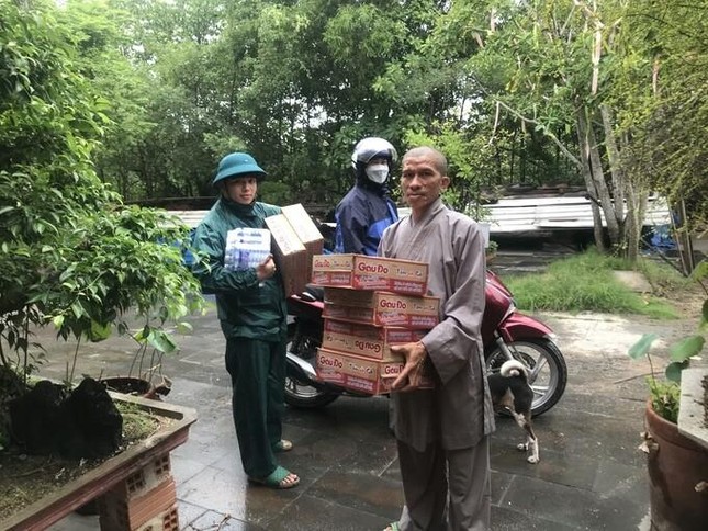 Chùa Pháp Hải chuẩn bị lương thực cho bà con tránh bão