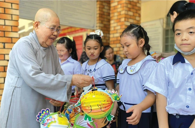 Ni trưởng Thích nữ Từ Nhẫn trao quà trung thu đến các em thiếu nhi tại Trường Tiểu học Nguyễn Văn Trỗi (thị trấn Phú Mỹ, tỉnh Bà Rịa - Vũng Tàu)