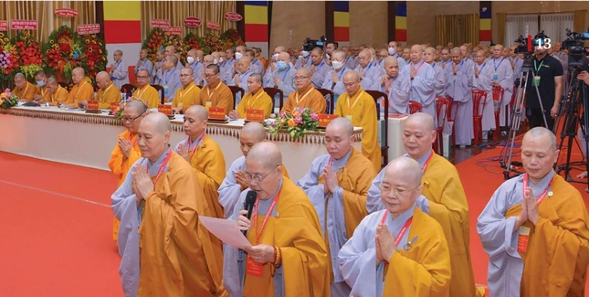 Đại diện Thường trực Phân ban Ni giới TP.HCM phát nguyện nhận nhiệm vụ trong lễ đón nhận quyết định chuẩn y nhân sự nhiệm kỳ 2022-2027 tại Việt Nam Quốc Tự - Ảnh: Bảo Toàn