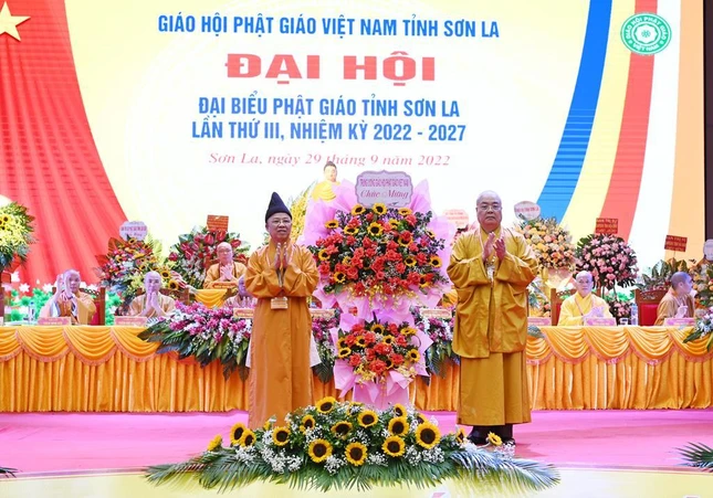 Trung ương GHPGVN tặng hoa chúc mừng