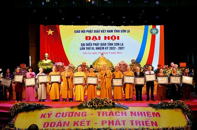 Trao Bằng Tuyên dương công đức