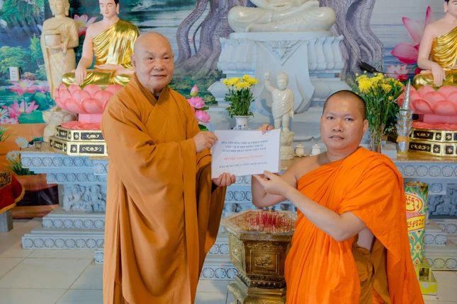 Hòa thượng Thích Thiện Nhơn, Chủ tịch Hội đồng Trị sự GHPGVN quang lâm về thăm và tặng 1.000 bao xi-măng, sách tấn Đại đức Châu Hoài Thái xây dựng chùa Tông Kim Quang - Ảnh: Đăng Huy