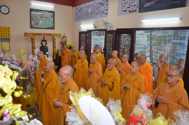 Chư tôn giáo phẩm nhất tâm cầu nguyện