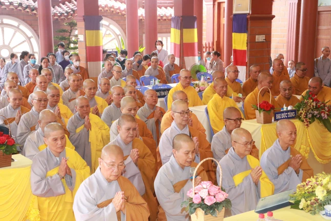 Ni sư Thích nữ Như Lan, Phó ban Thường trực Phân ban Ni giới tỉnh Đồng Tháp thay mặt chư Ni phát biểu nhận nhiệm vụ Ni sư Thích nữ Như Lan, Phó ban Thường trực Phân ban Ni giới tỉnh Đồng Tháp thay mặt chư Ni phát biểu nhận nhiệm vụ