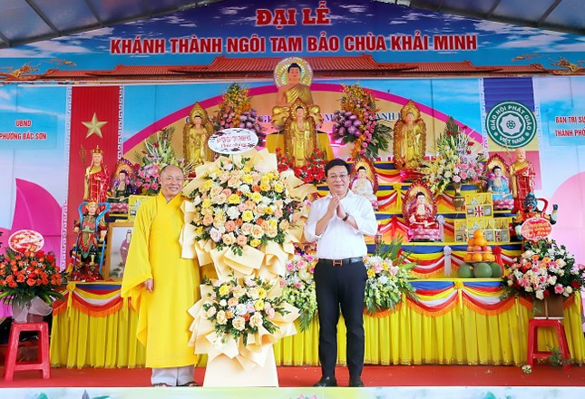 Đại diện lãnh đạo Ban Tôn giáo tỉnh Thanh Hóa tặng hoa chúc mừng