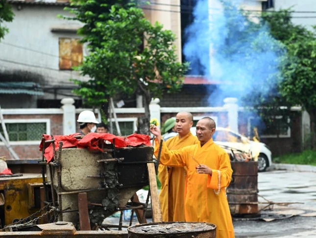 Hòa thượng Thích Thanh Điện, trụ trì chùa Duệ Tú thực hiện nghi thức sái tịnh
