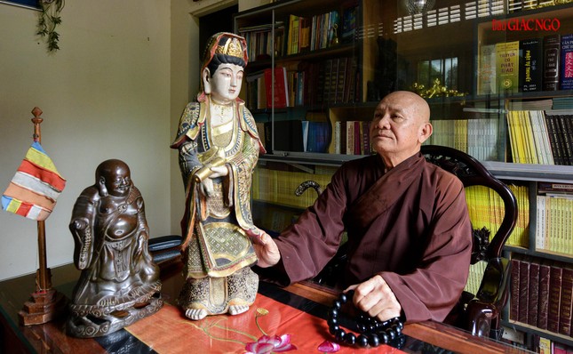 Hòa thượng Thích Chánh Quang bên tôn tượng Bồ-tát Quán Thế Âm