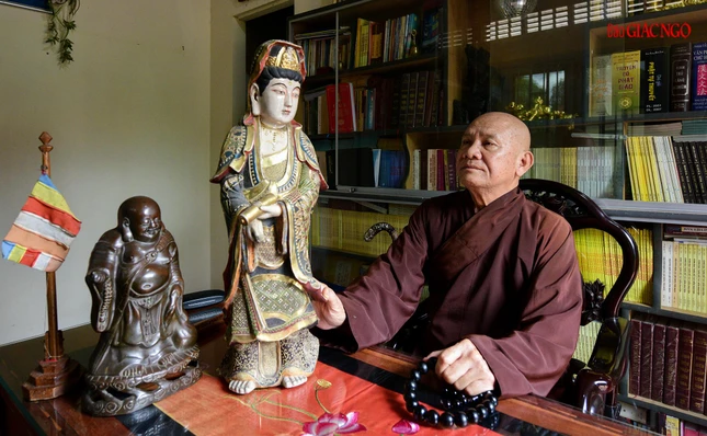 Hòa thượng Thích Chánh Quang bên tôn tượng Bồ-tát Quán Thế Âm Hòa thượng Thích Chánh Quang bên tôn tượng Bồ-tát Quán Thế Âm