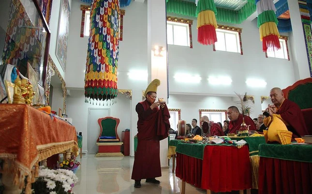 Một buổi lễ được chủ trì bởi Lạt-ma Dandar tại ngôi chùa Dashi Norbulin