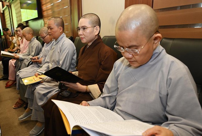 Chư Ni theo dõi báo cáo tại hội nghị