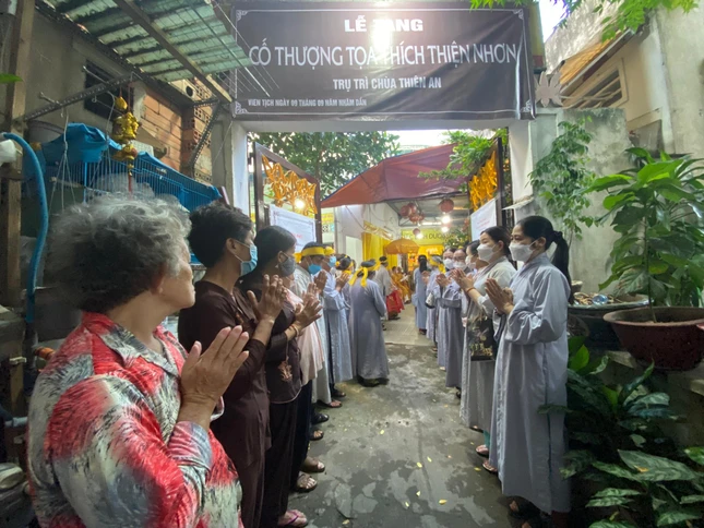 Phật tử chùa Thiên An kính tiếc tiễn đưa Phật tử chùa Thiên An kính tiếc tiễn đưa