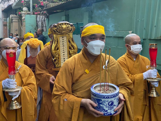 Cung thỉnh bát hương, long vị, di ảnh cố Thượng tọa rời Giác linh đường