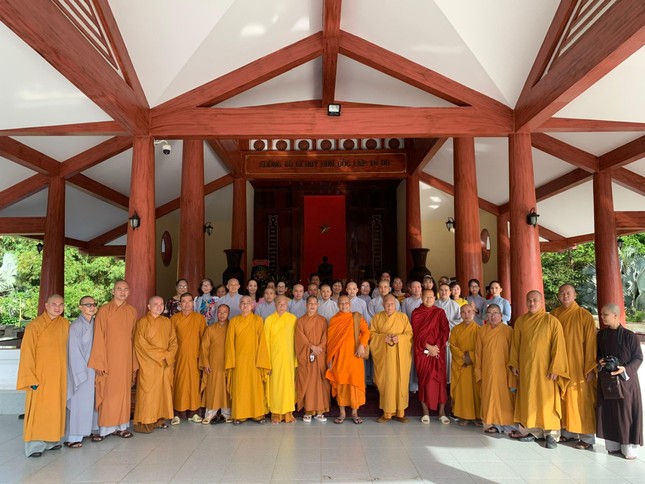 Chư tôn đức, Phật tử chụp ảnh lưu niệm tại Khu tưởng niệm Hồ Chí Minh Chư tôn đức, Phật tử chụp ảnh lưu niệm tại Khu tưởng niệm Hồ Chí Minh