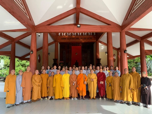 Chư tôn đức, Phật tử chụp ảnh lưu niệm tại Khu tưởng niệm Hồ Chí Minh Chư tôn đức, Phật tử chụp ảnh lưu niệm tại Khu tưởng niệm Hồ Chí Minh