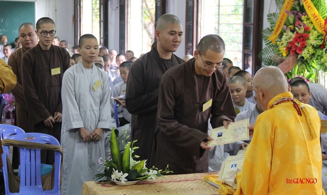 76 Tăng Ni sinh nhận bằng tốt nghiệp Trung cấp Phật học