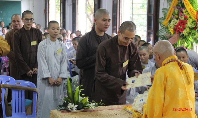 76 Tăng Ni sinh nhận bằng tốt nghiệp Trung cấp Phật học 76 Tăng Ni sinh nhận bằng tốt nghiệp Trung cấp Phật học