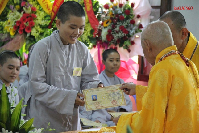 Trao bằng tốt nghiệp