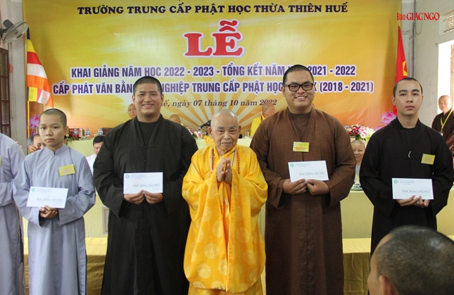 Tăng Ni sinh được nhận học bổng Trí Thủ