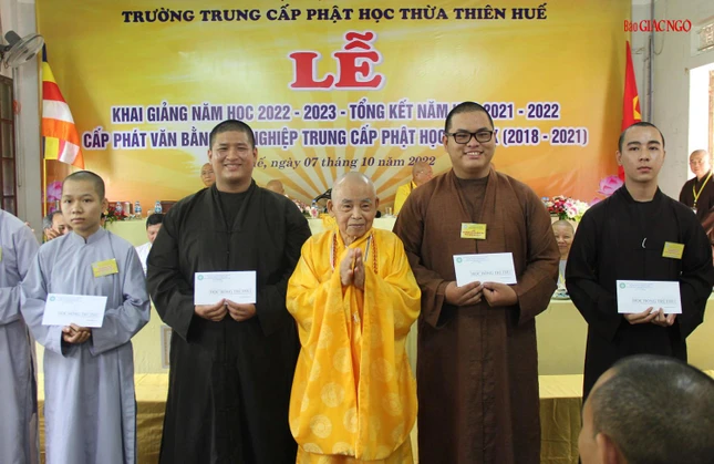Tăng Ni sinh được nhận học bổng Trí Thủ Tăng Ni sinh được nhận học bổng Trí Thủ