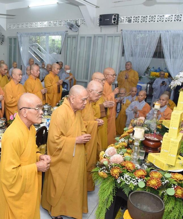 Chư tôn đức thắp hương tưởng niệm