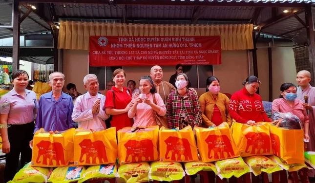 Tặng quà đến các hoàn cảnh khó khăn trên địa bàn huyện Hồng Ngự