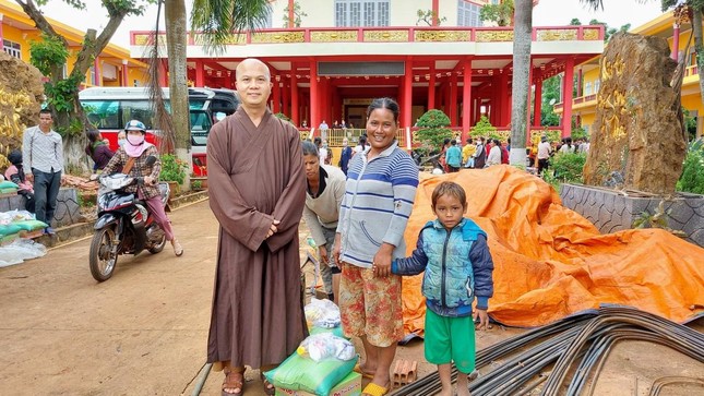 Người đồng bào vui mừng khi gặp người thầy nâng đỡ tinh thần