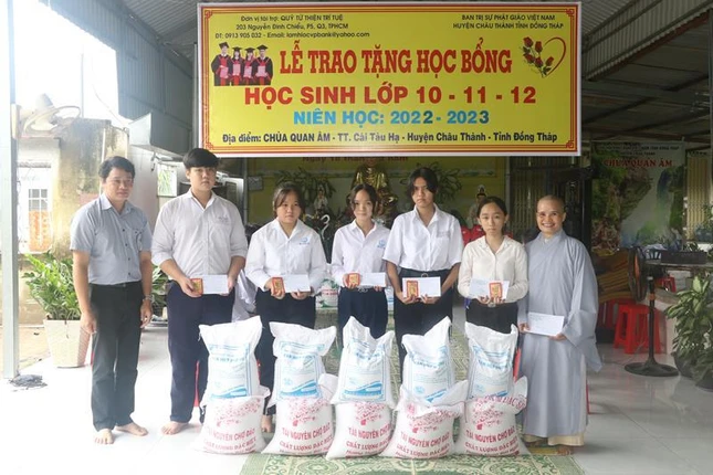 Các em học sinh nhận quà tại chùa Quan Âm